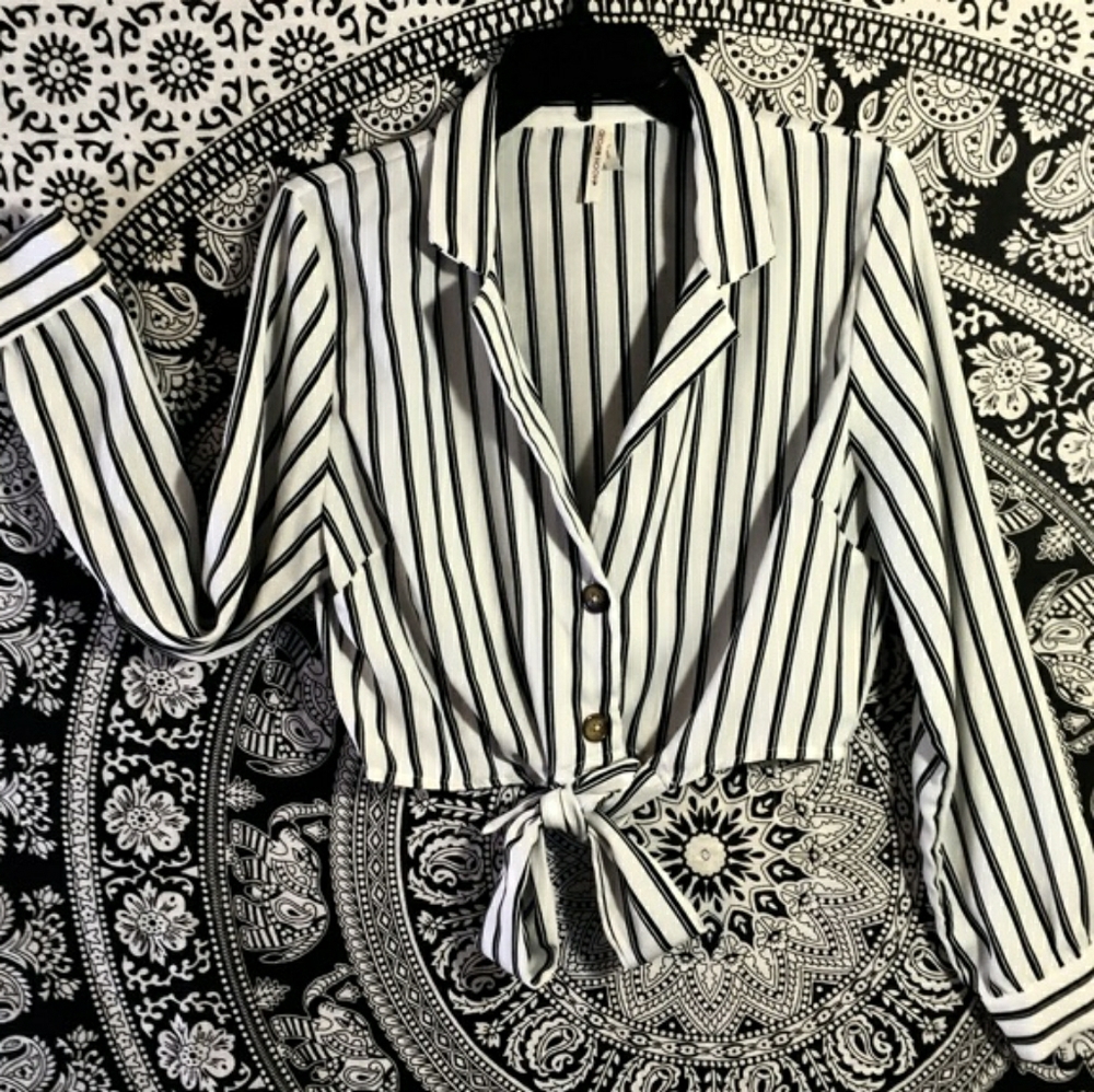 MOON ORCHID WHITE AND BLACK STRIPED CROP BLOUSE